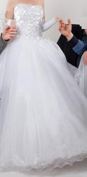 Белое нежное свадебное платье для голубоглазой невесты.