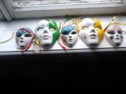 Венецианские маски большие и малые керамические.